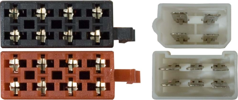 Strömkablar med olika kontakter och fästen för elektriska anslutningar.