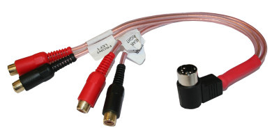 Adapter med flera ljudkontakter för anslutning av stereo.