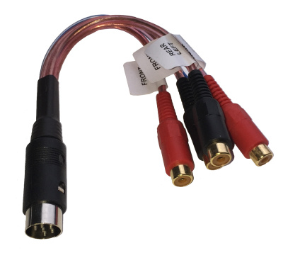 Lågnivåadapter med XLR kontakt och RCA-kablar för ljudanslutning.
