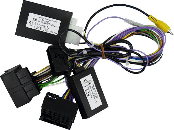 En bilkamera-retentionsadapter med flera kablar och kontakter.