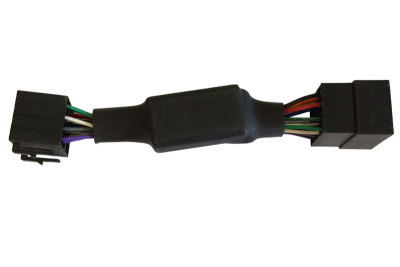 En kabeladapter med kontakter för minnesbackup.