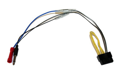 En adapterkabel med ledningar för anslutning till bilstereo.