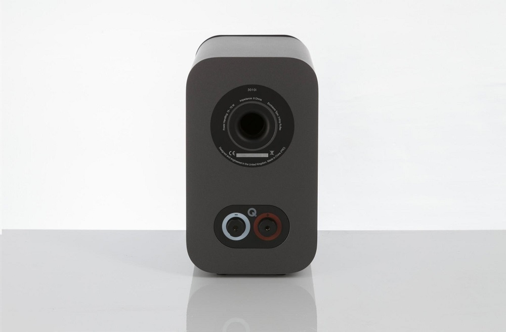 Svart stativhögtalare med rund basport och anslutningsuttag bak.