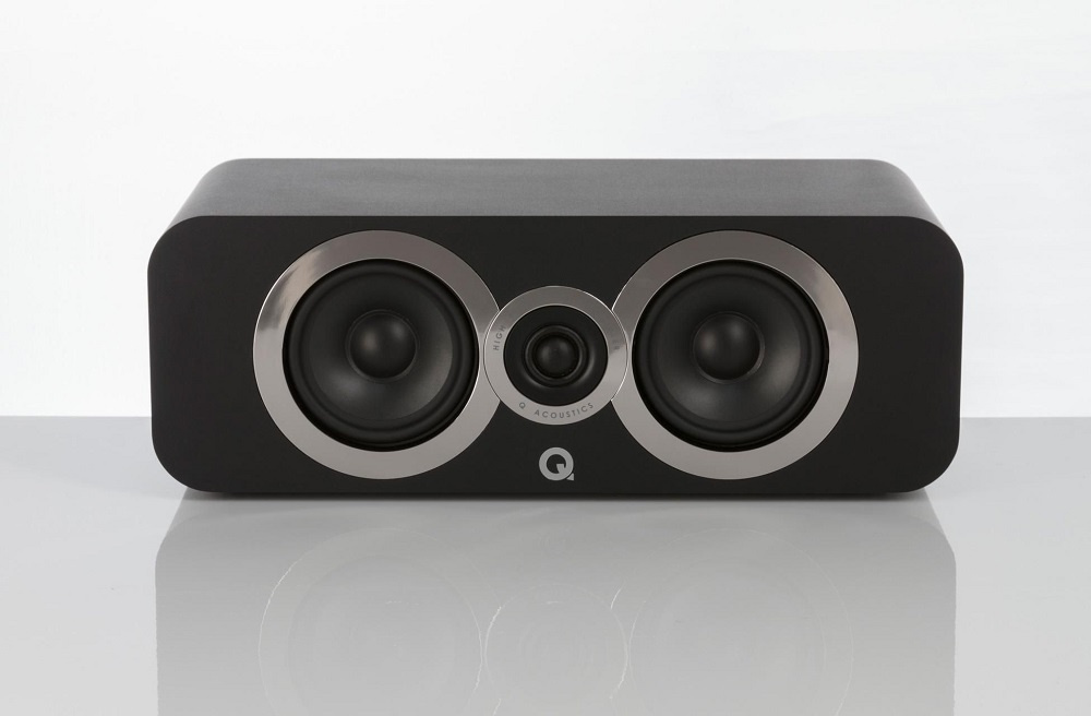 En svart centerhögtalare med två basar och en diskant i mitten.