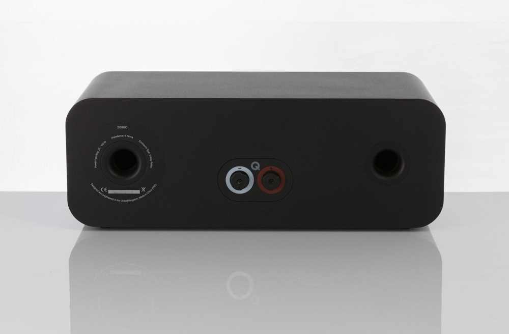 Centerhögtalare i svart med anslutningsportar och ventilationshål.