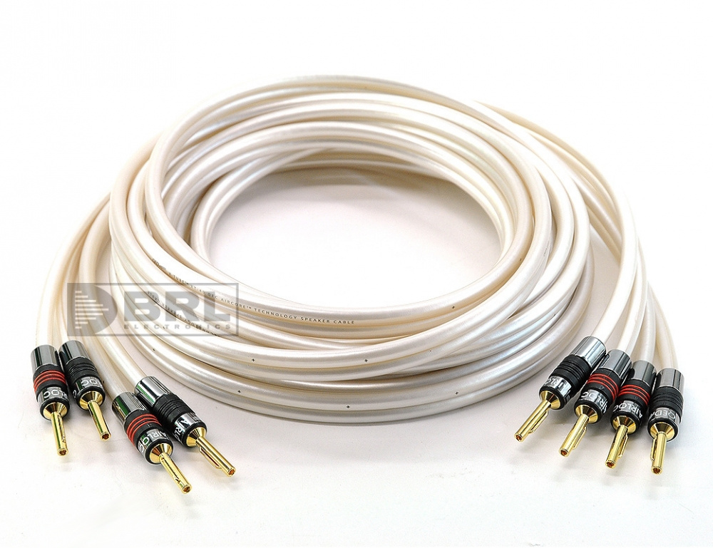 Högtalarkabel med terminering och banankontakter, vit färg.