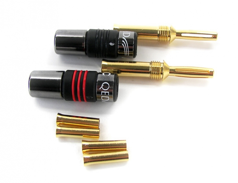 Två bananpluggar, en röd och en svart, med guldkontakter och kopparhylsor.