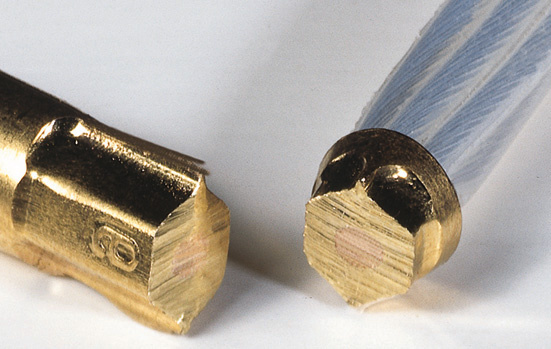 Två banankontakter, en röd och en svart, med guldpläterade spetsar.