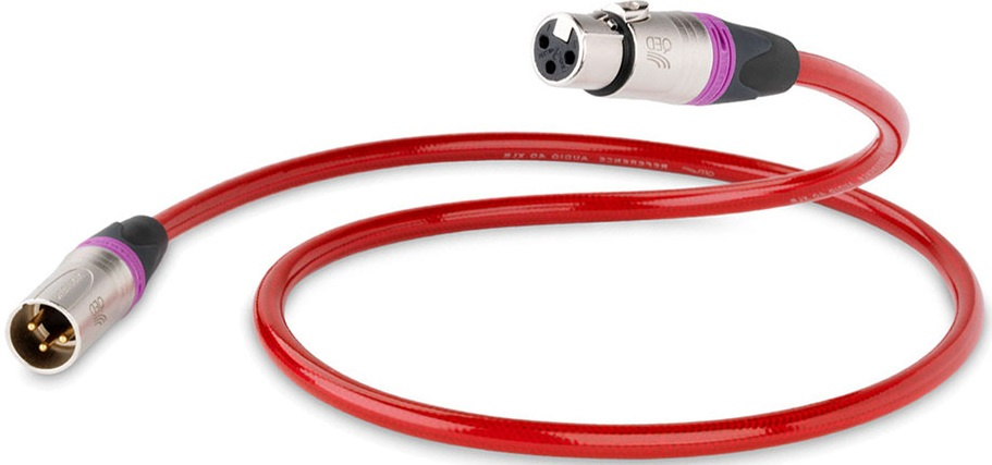 En röd XLR-kabel med kontakter i metall för audiotransmission.