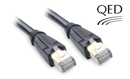 En svart Ethernet-kabel med RJ45-kontakter i varje ände.