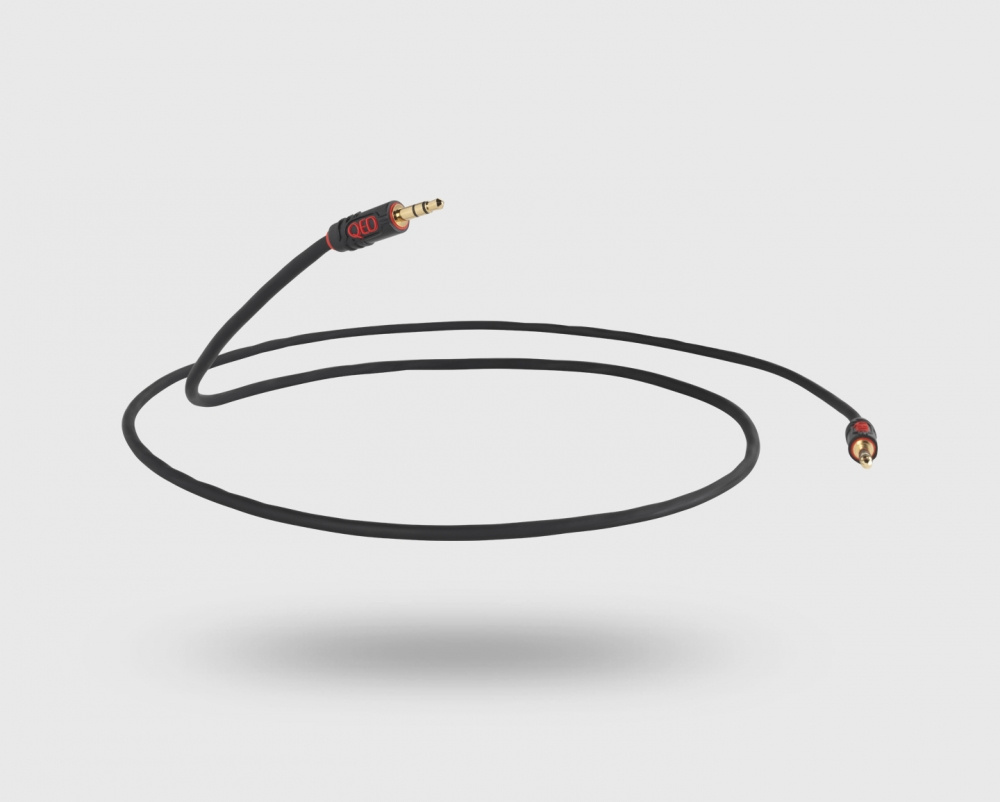 En svart ljudkabel med 3,5 mm stereokontakter i båda ändar.