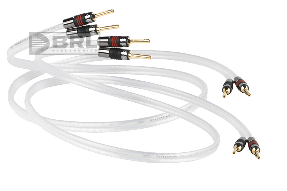 Högtalarkabel med kontaktändar, transparent isolering och guldpläterade kopplingar.