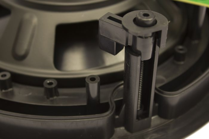 Inbyggnadshögtalarens interna komponenter och monteringsmekanism.