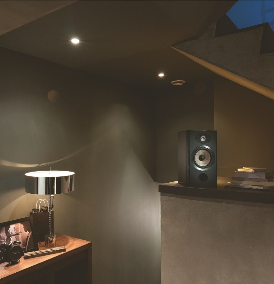 Högtalare i modern inredning med lampor och en möbel.