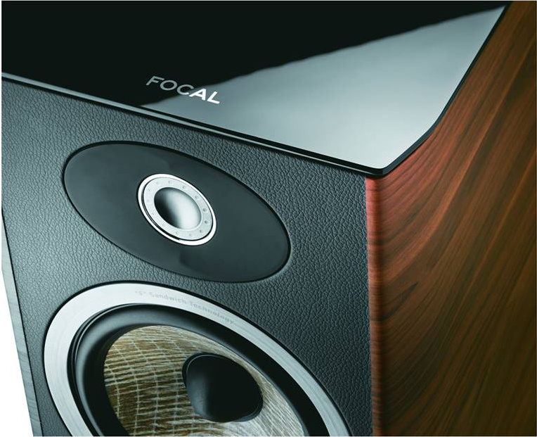 Högtalare med elegant design och kvalitetskonstruktion.