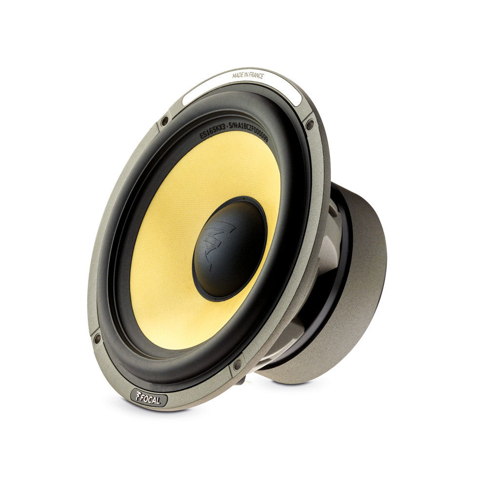 Högtalare med en gul kon och svart mittdel, designad för hög ljudkvalitet.