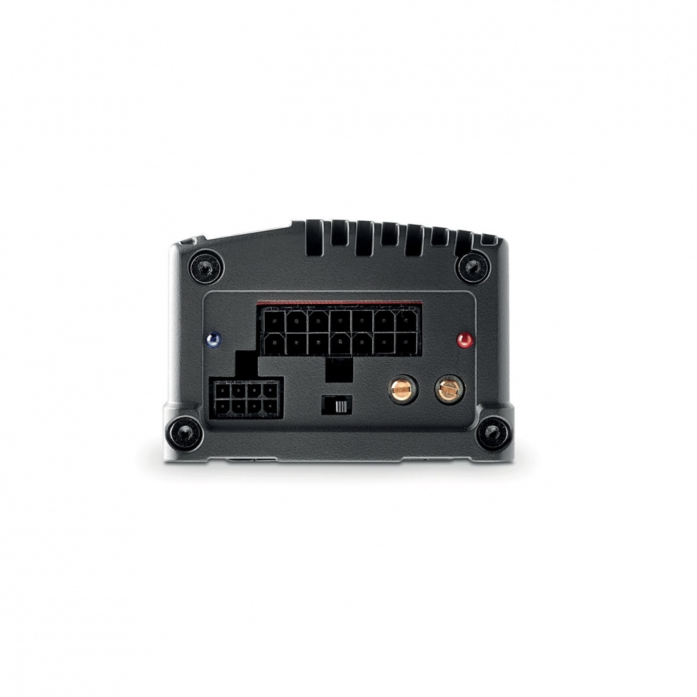 En förstärkare med flera anslutningar på baksidan.