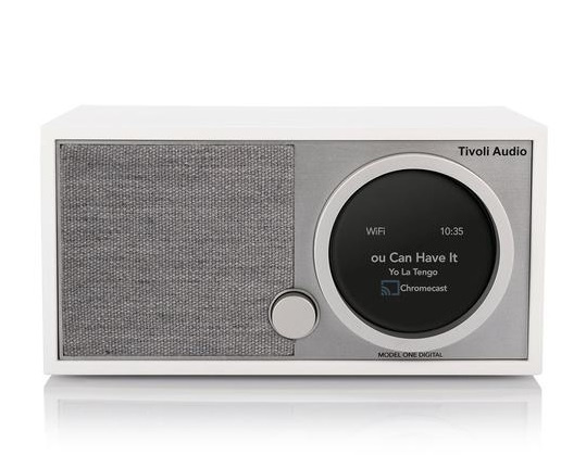 Tivoli Audio Model One Digital+, vit internetradio med display och WiFi.