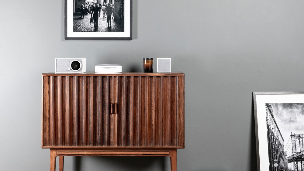 Möbel med internetradio, ljudsystem och konstverk på väggarna.