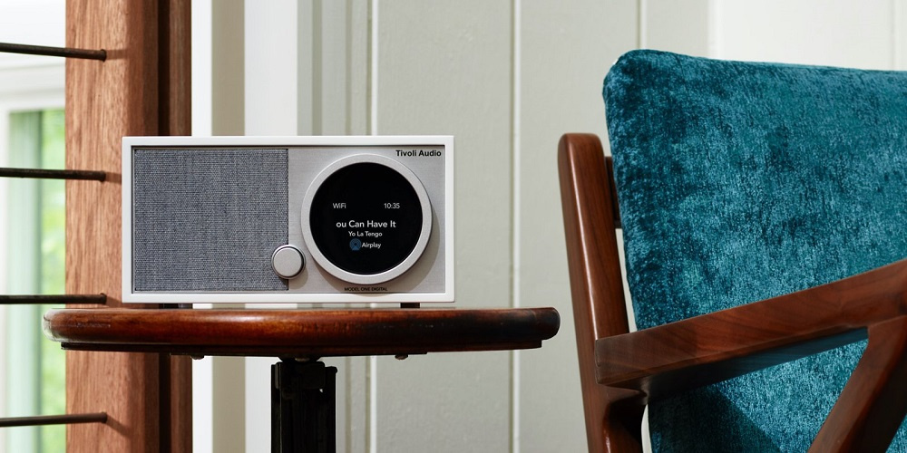 En vit internetradio med rund display och trädetaljer.