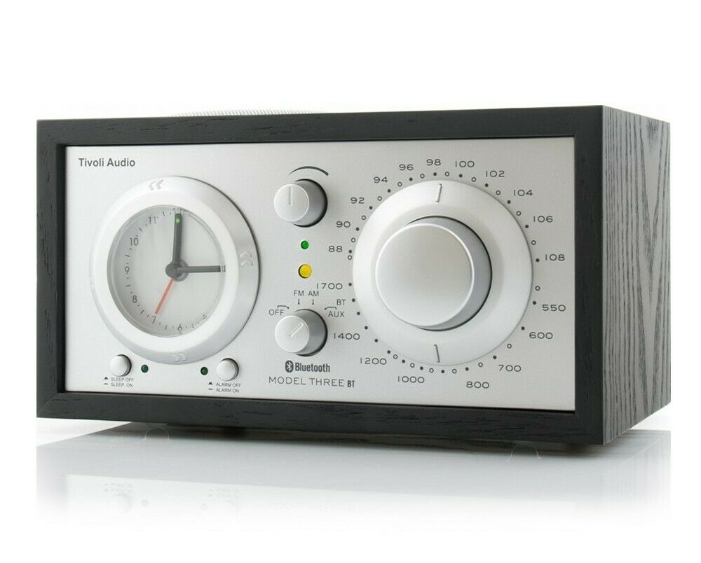 Bordsradio med Bluetooth, klocka och analog radiofunktion i svart/silver.