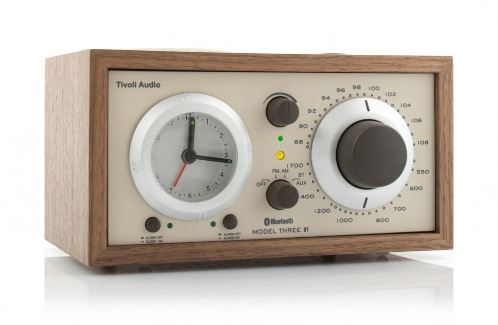 Bordsradio med Bluetooth, träfinsh och analoga reglage.