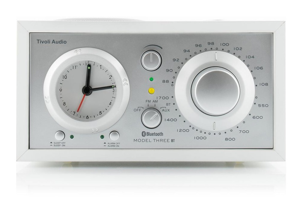 En bordsradio med Bluetooth, klocka och analoga reglage i vitt och silver.