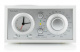 Tivoli Audio Model Three BT USB bordsradio med Bluetooth, vit/silver En bordsradio med Bluetooth, klocka och analoga reglage i vitt och silver.