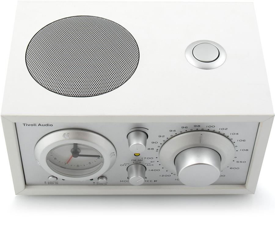 Bordsradio med Bluetooth, vit/silver design och analoga kontroller.