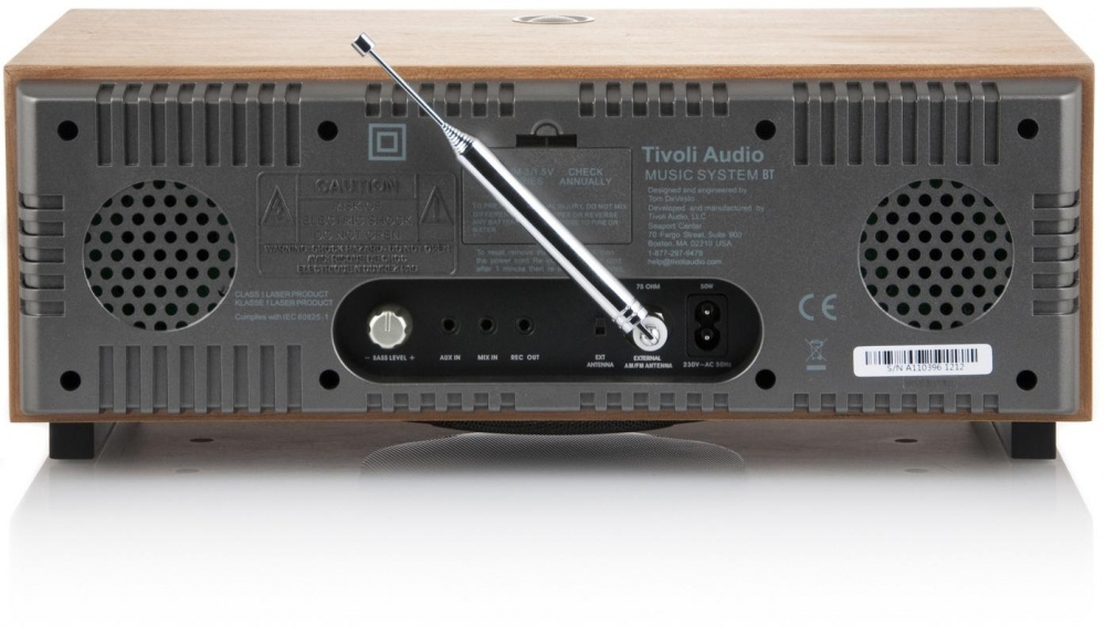 En bakvy av Tivoli Audio Music System BT med antenn och anslutningar.