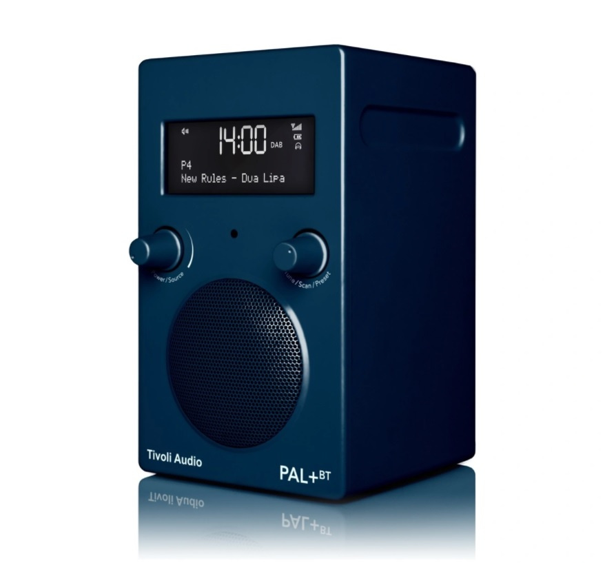 Blå DAB/FM-radio med Bluetooth och display, modell Tivoli Audio PAL+ BT.