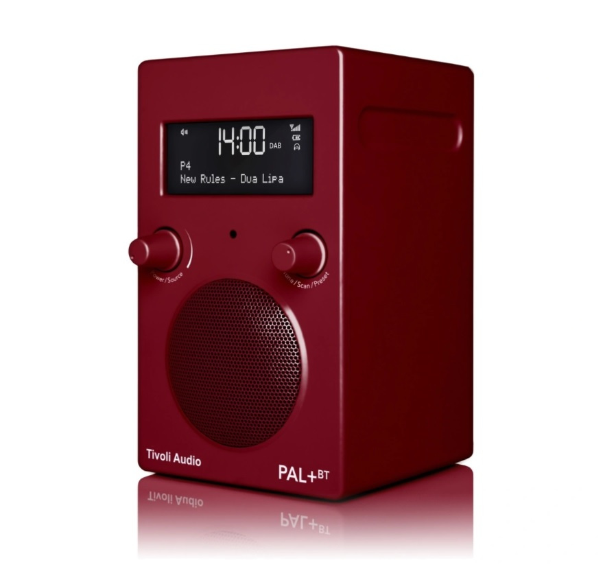 DAB/FM-radio med Bluetooth i röd färg, kompakt design och tydlig display.