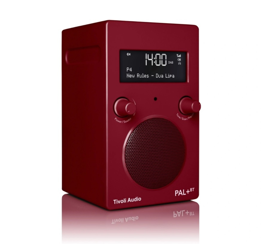 En röd DAB/FM-radio med Bluetooth, rundad design och digital skärm.