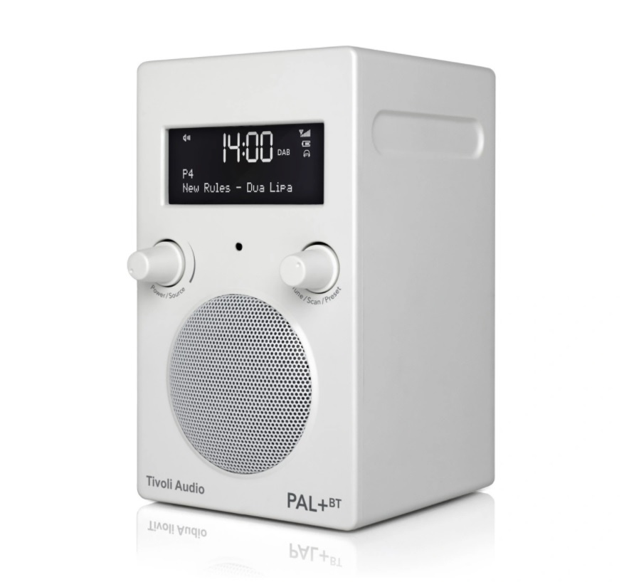 DAB/FM-radio med Bluetooth, vit design, två rattar och digital display.