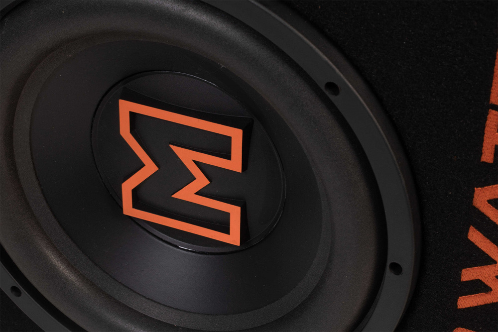 En närbild av en svart baslåda med en orange logotyp.