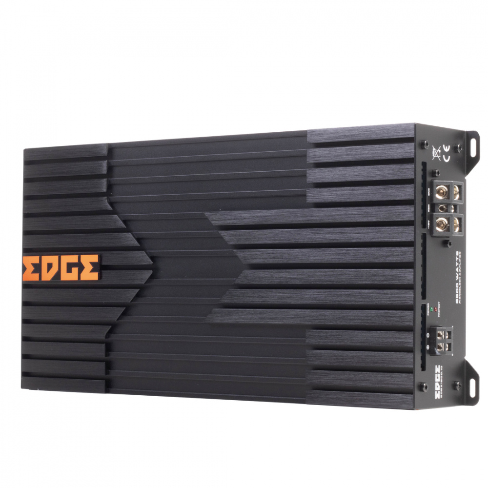 En svart monoblock förstärkare med kylflänsar och anslutningar.