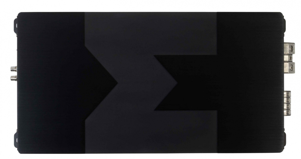 Förstärkare med svart design, flera anslutningar och boxig form.