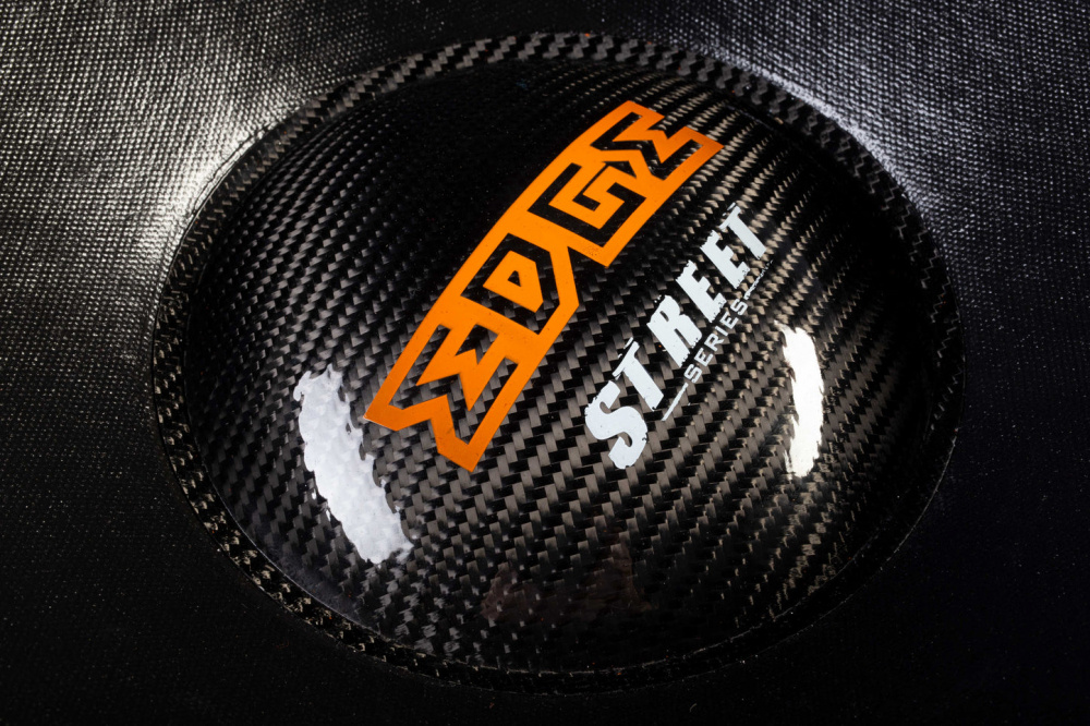 En rund högtalardel med kolfiberlook och EDGE-logotyp.