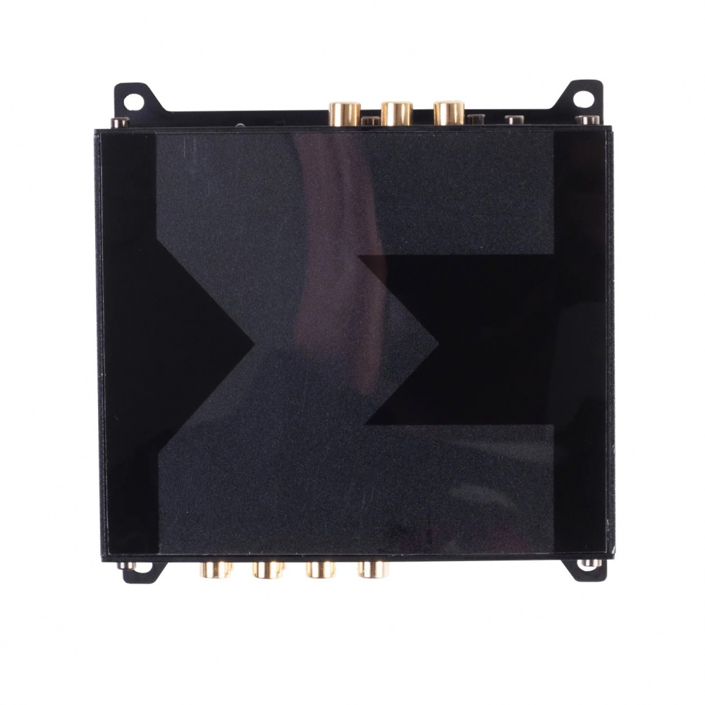 En svart DSP-enhet med flera anslutningar på baksidan.