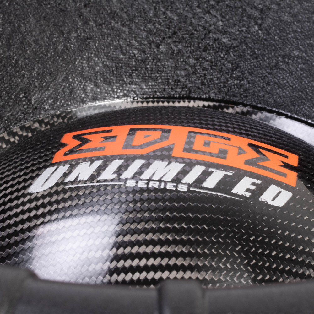 Edge Unlimited Series logotyp på en baslåda.