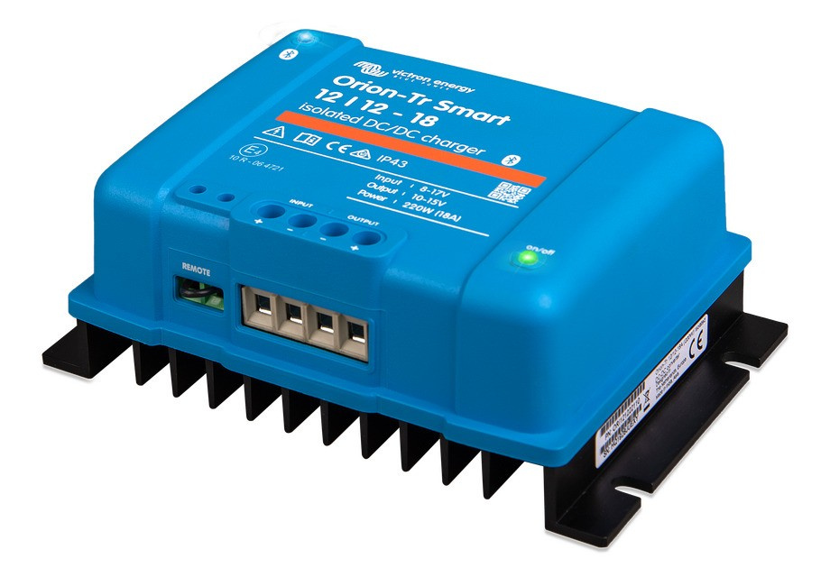 DC-DC-laddare i blått med flera anslutningar och kylfläns. Isolerad, 18A.