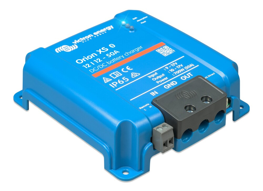 DC-DC-laddare för 12V med 50A kapacitet, kompakta mått och robust design.