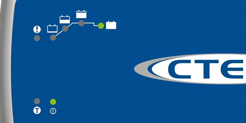 Batteriladdare med indikatorer för laddningsstatus och säkerhetsfunktioner.