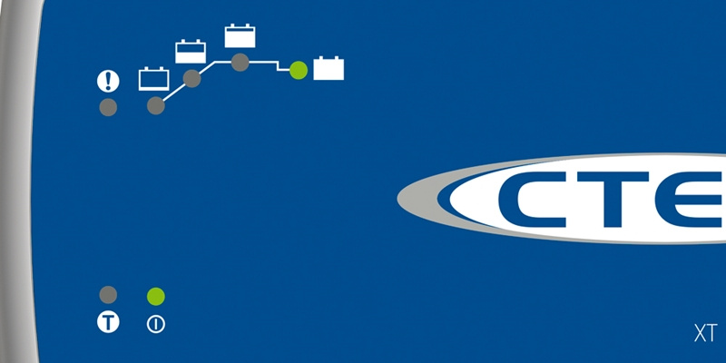 Visar indikatorer för batteriladdning och status på CTEK XT 14000.