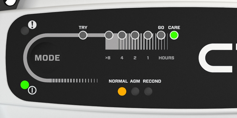 Batteriladdare med indikatorer för lägen och resterande tid.