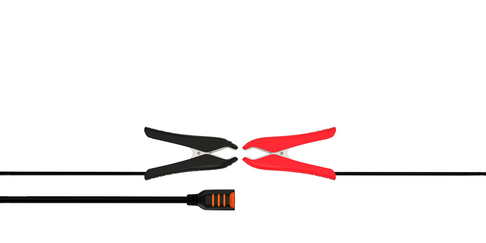 Bilden visar klämmor och en sladd för CTEK batteriladdare.