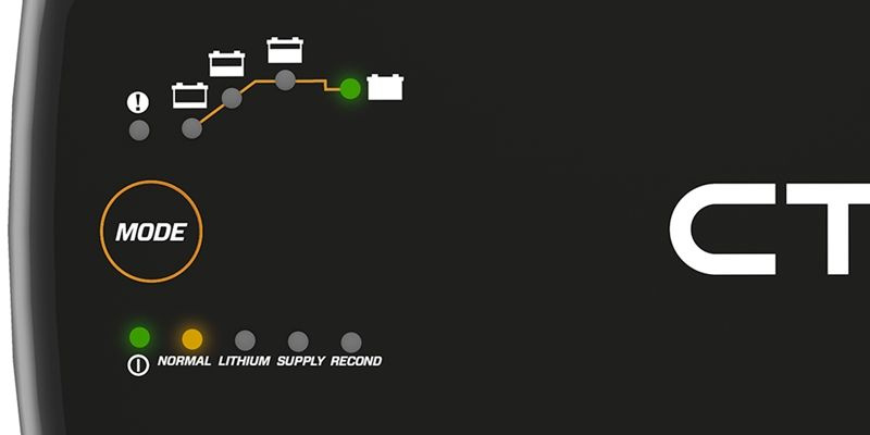 Display med indikatorer för batteriladdningsläge och status.