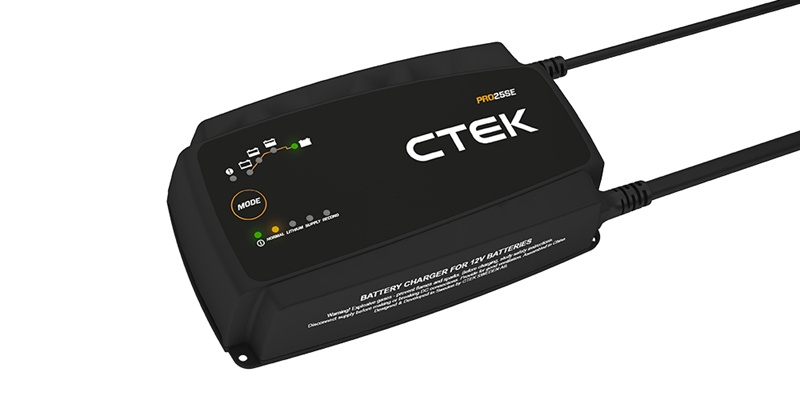 Batteriladdare med olika indikatorlampor och switcher. Modell: CTEK PRO 25SE.