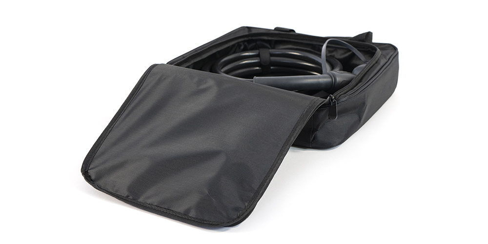 Laddkabel för elbil, 32A, i en svart förvaringsväska.