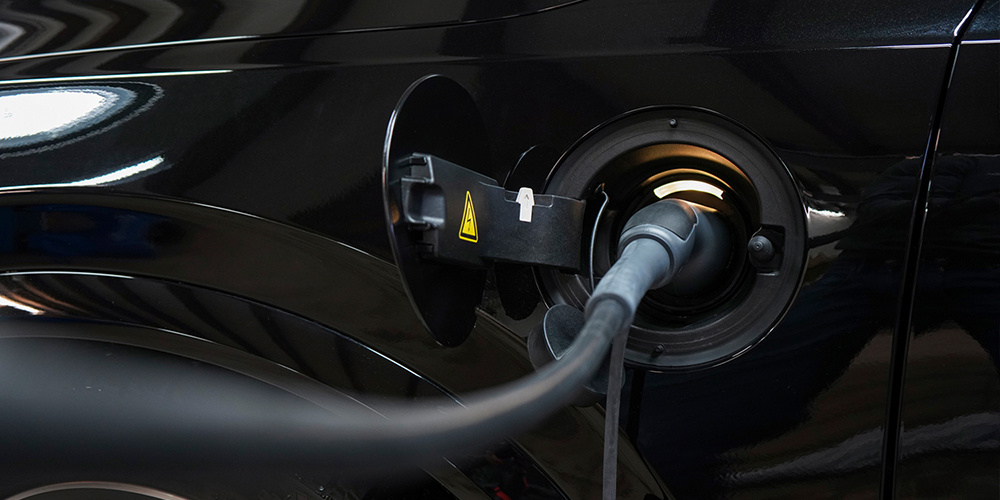 En laddkabel ansluten till en elbil.